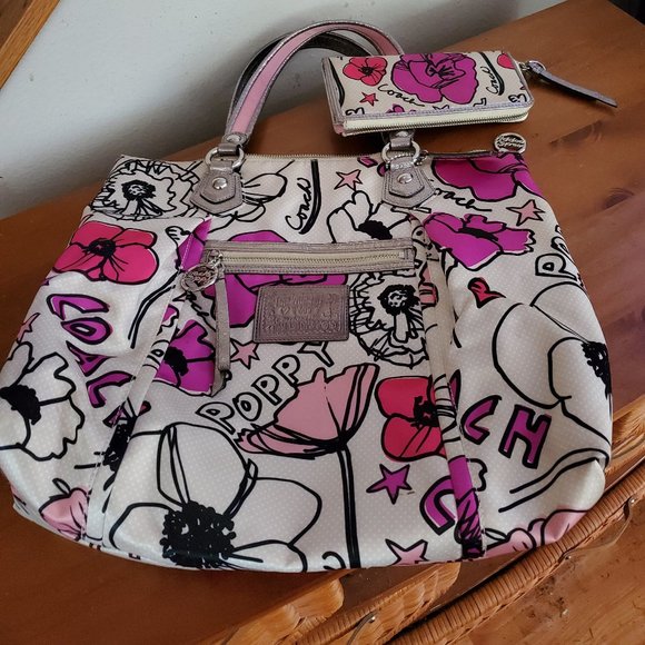 Coach Handbags - Coach Poppy Petal Print Glam Tote With Wallet